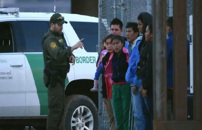 EE.UU. anuncia norma para detener indefinidamente a familias y niños migrantes