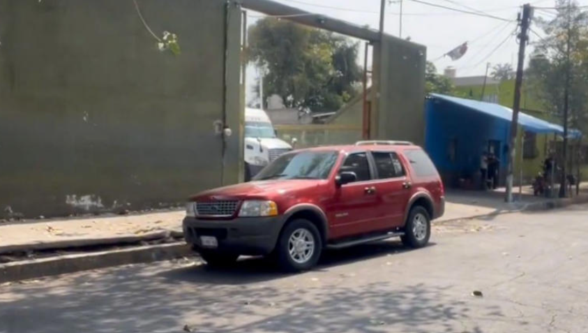 (VÍDEO)  CDMX: Hallan cadáver encajuelado en camioneta abandonada