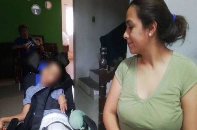 Niño muerde una pila y termina con parálisis cerebral