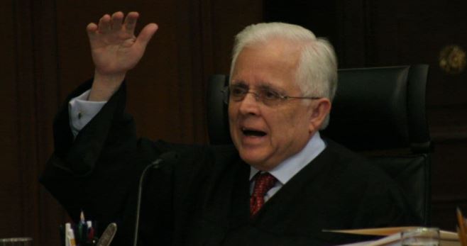 Ex presidente de la Suprema Corte pide amparo contra orden de captura y lo hace mal