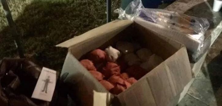 Campeche: Sacan a un hombre que regalaba comida frente a un hospital