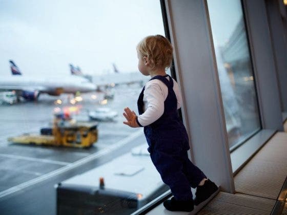 Avión aterriza de emergencia, por pasajera que olvidó a su bebé en el aeropuerto
