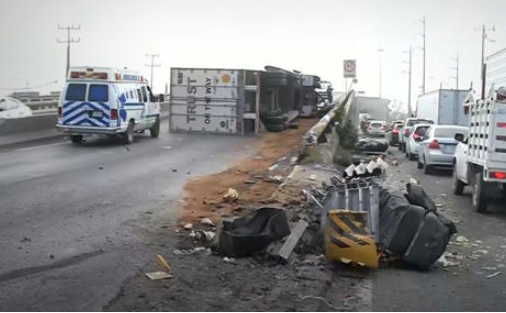 NL: Muere hombre tras volcar y ser aplastado por su tráiler