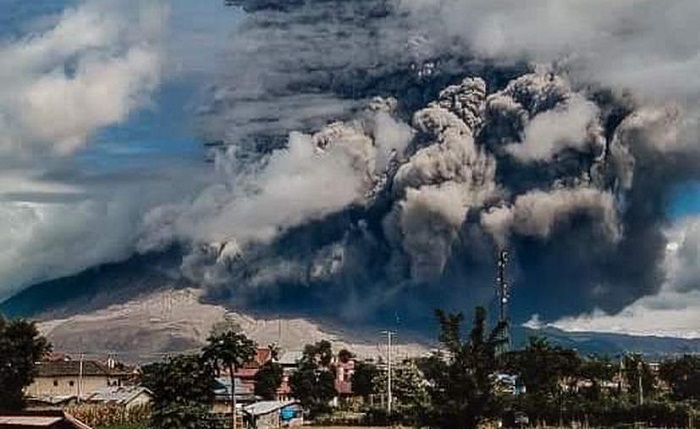 Video: Erupción de volcán en Indonesia genera 7 kilómetros de humo