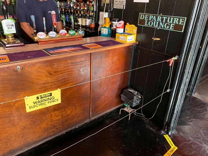 Colocan vallas eléctricas en un bar para respetar la ‘sana distancia’