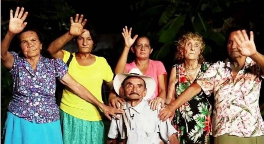 Hombre con 5 esposas; 50 hijos y 100 nietos, es homenajeado por sus descendientes