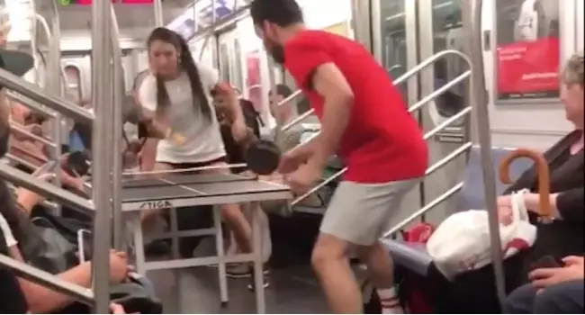 VIDEO: Pareja arma juego de ping-pong en pleno vagón del metro de NY
