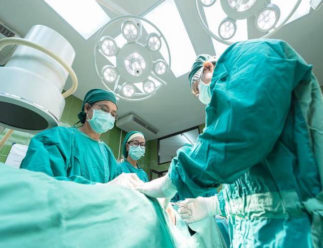 Error médico causó un "incendio" en el pecho de un hombre en plena cirugía de corazón