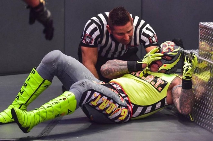 Rey Mysterio ‘pierde el ojo’ ante Seth Rollins en Extreme Rules