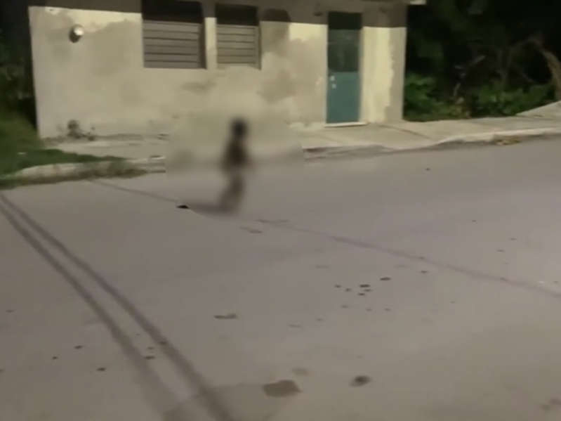 Pequeño de 2 años corre solo de madrugada en calles de Progreso