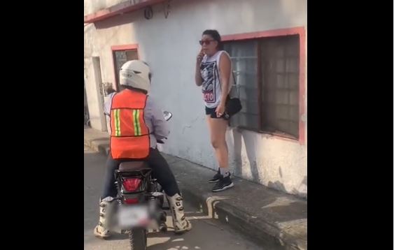 Cobrador persigue en moto a clienta “deudora” que caminaba por la calle