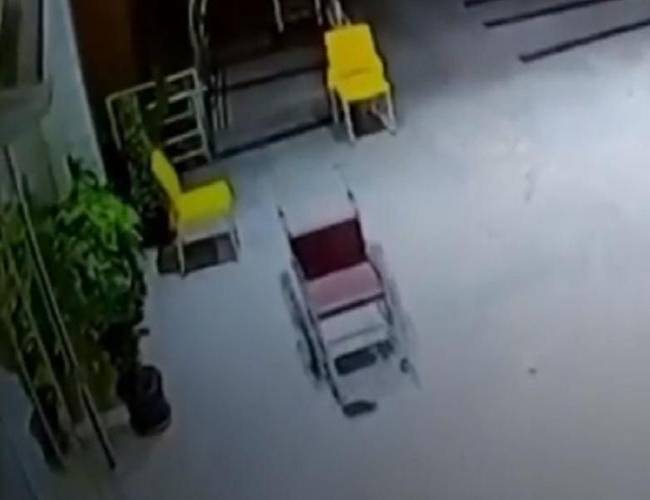 (VIDEO) Graban silla de ruedas moviéndose sola en un hospital