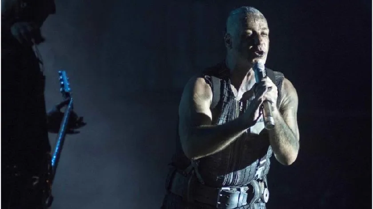 Hospitalizan a vocalista de Rammstein por coronavirus; va a cuidados intensivos