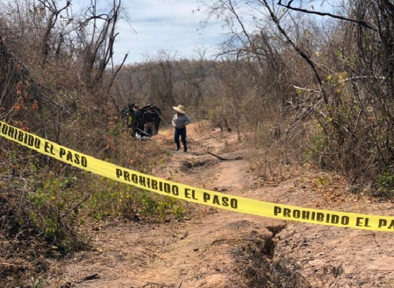 Rastreadoras encuentran dos cuerpos en fosa clandestina de Mazatlán