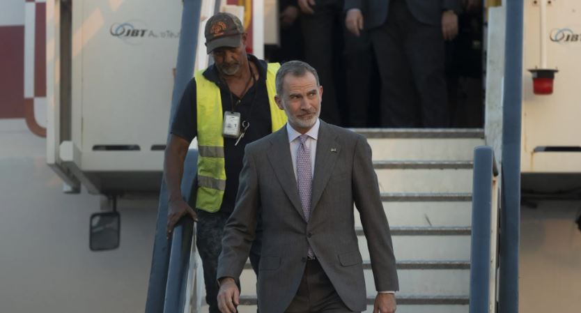 (VÍDEO) Obrero del aeropuerto anula el protocolo y baja con Felipe VI del avión