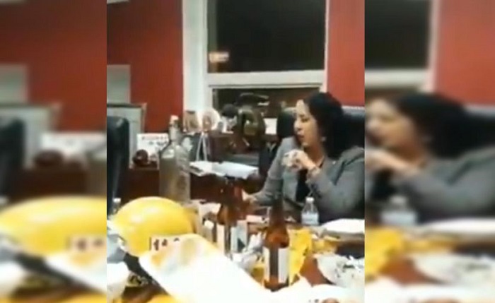 (Video) Exhiben a alcaldesa morenista bebiendo alcohol en palacio municipal