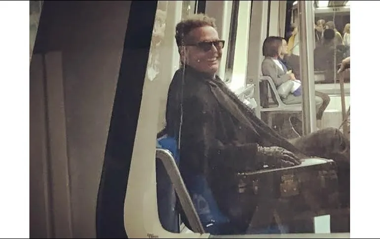 Captan a Luis Miguel viajando en el metro de Madrid sin seguridad alguna