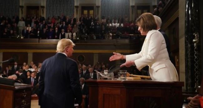 Donald Trump dejó con la mano extendida a Nancy Pelosi ¡le negó el saludo!