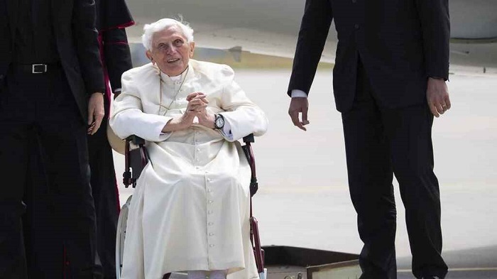 Benedicto XVI está gravemente enfermo, según biógrafo