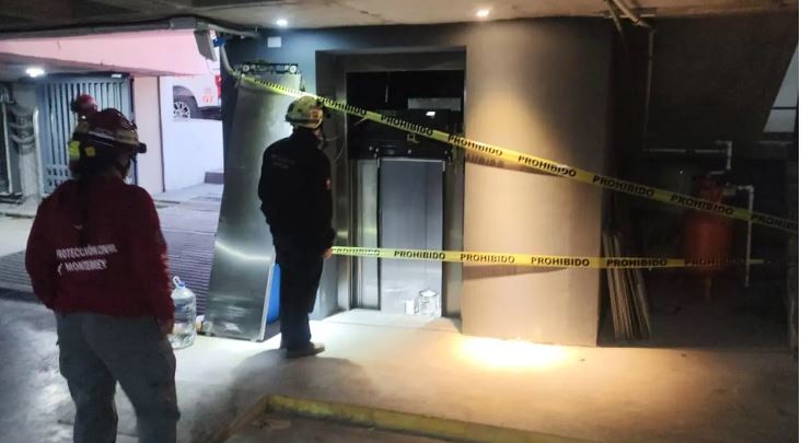 Se desploma elevador con 11 personas en hospital de Monterrey