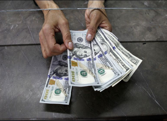 Dólar avanza, abre en 20.01 pesos a la venta en bancos