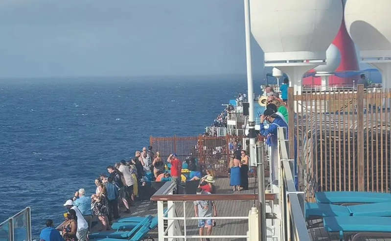 (VIDEO) Mujer salta por la borda de un crucero y desaparece en el Golfo de México