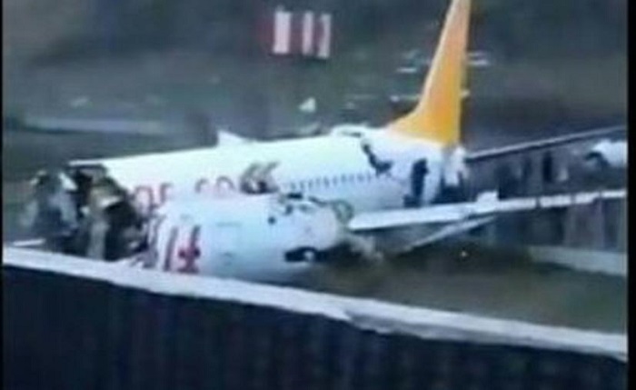 Avión turco se sale de la pista y se parte en tres