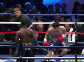 VIDEO: Fanático irrumpe en plena pelea de box, en Inglaterra