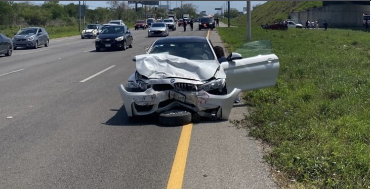 Fuerte encontroanzo entre dos vehículos en la carretera a Progreso; BMW destrozado