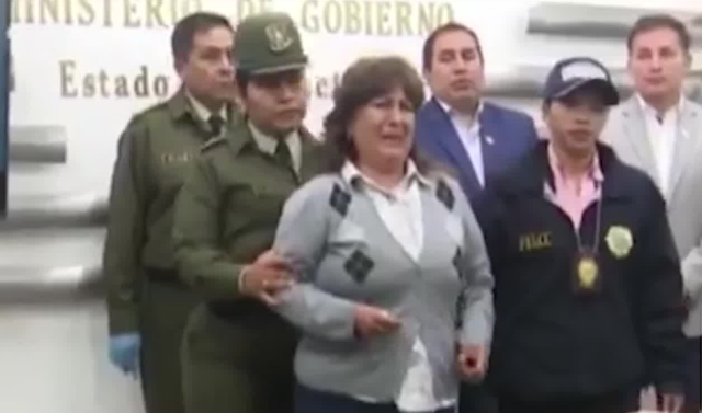 Cae empleada de exministro de Bolivia con $100.000 Dlls. que llevaba a Argentina