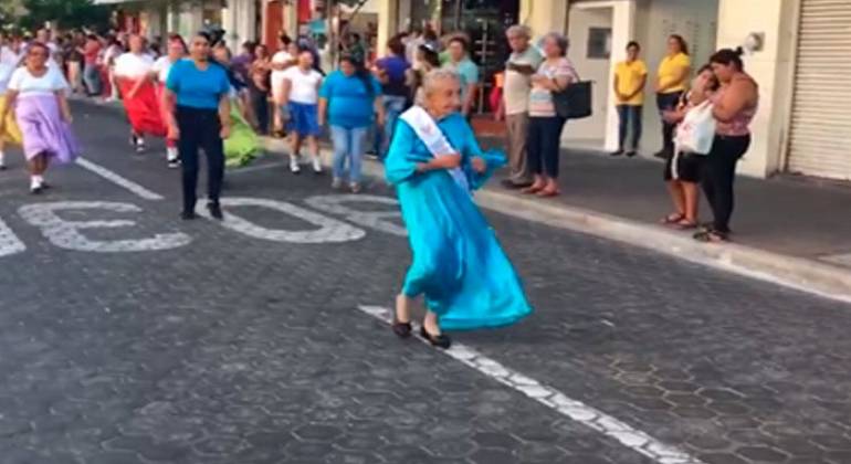 (VÍDEO) Mujer de la tercera edad conquista las redes bailando música de los Bee Gees