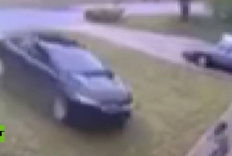 VIDEO: Automóvil embiste a toda velocidad a dos niñas que juegan frente a su casa en EE.UU.