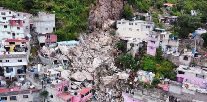 Deslave en cerro sepulta casas en Tlalnepantla