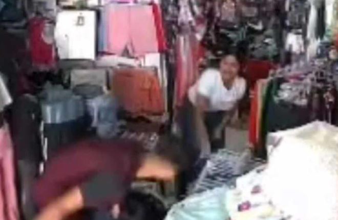 (VÌDEO) Apuñala a dos mujeres en una tienda;  lo dejan libre 36 horas después