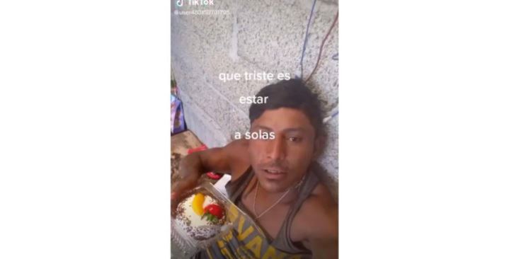 Albañil festeja su cumpleaños haciendo un vídeo llorando solo