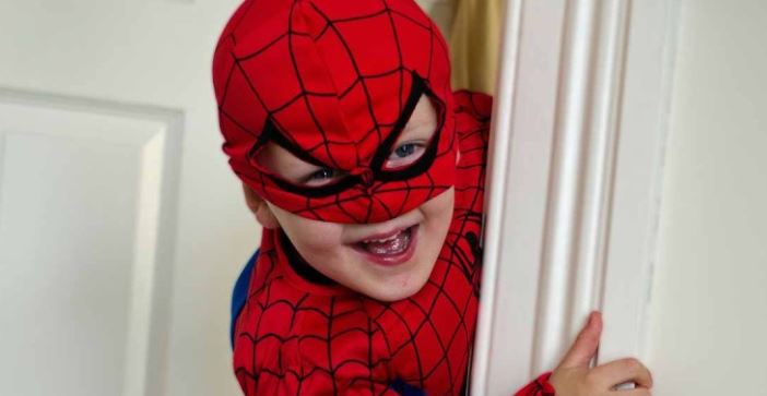 Niños molestan a araña viuda negra para ser mordidos y tener poderes de Spider-Man