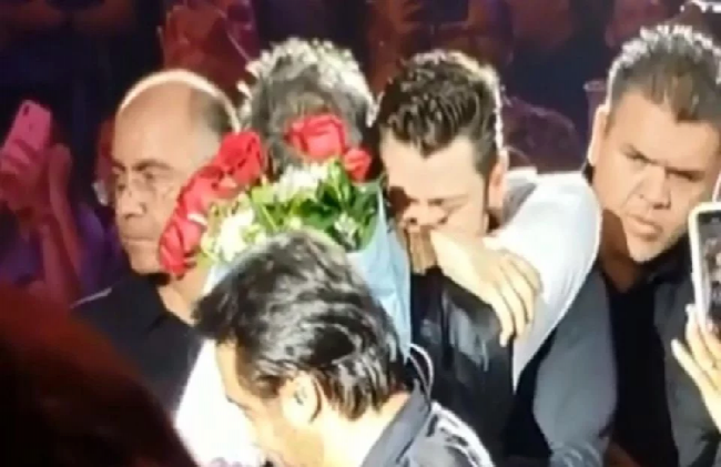 Alejandro Fernández defiende a fan que le regaló ramo de flores