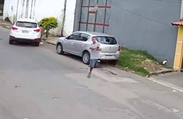 VIDEO: Sujeto con una sola pierna asalta a conductor