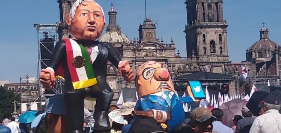 Morenistas exhiben figura de Calderón con una botella de cerveza