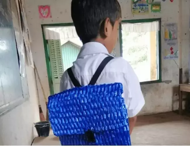 Tailandia: Padre teje mochila para su hijo porque no podía comprar una