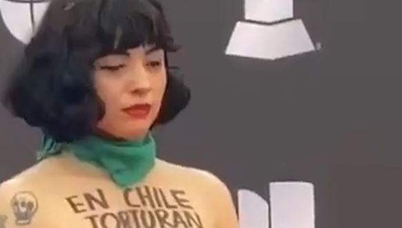 Mon Laferte protestó en topless en los Latin Grammy