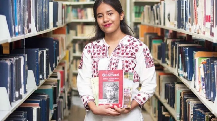 Joven impulsa lectura en sierra mixe con bibliotecas comunitarias