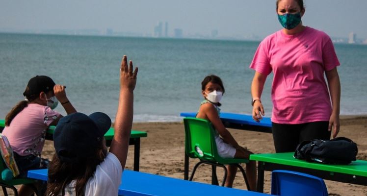 Escuela privada de Veracruz da clases en la playa