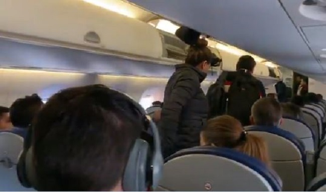 (VÍDEO) Familia prefirió perder su vuelo que viajar con AMLO… por seguridad