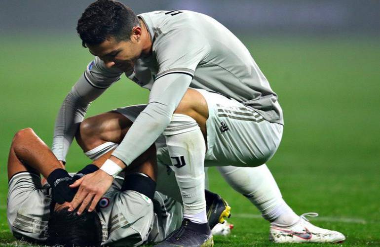 (VÍDEO) Cristiano Ronaldo 'noquea' a su propio compañero