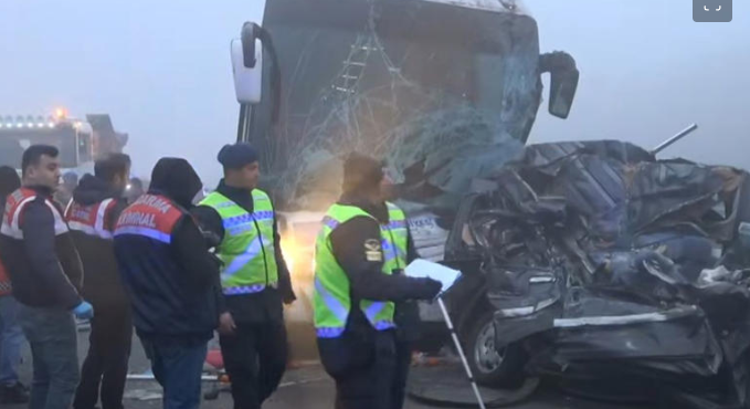 Choque por neblina causa tragedia: al menos 10 muertos y 50 heridos