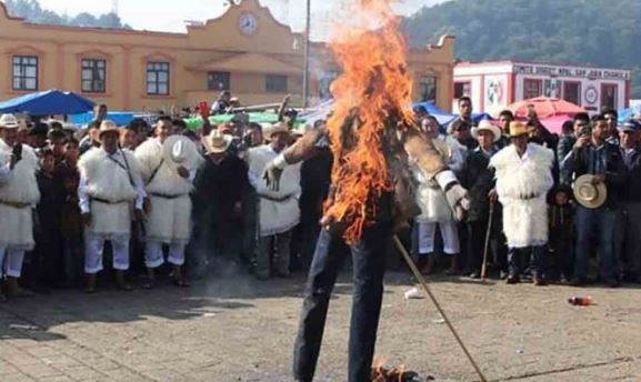 Ignoran Covid-19 y masivamente queman a Judas en San Juan Chamula, Chiapas