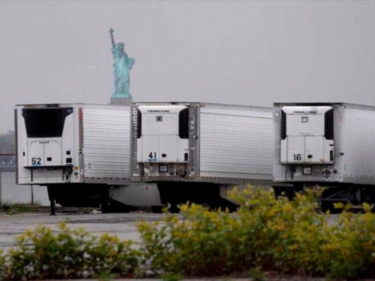 EE.UU.: Cientos de muertos por Covid-19 están almacenados en camiones