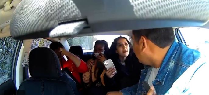 Arrestan a mujer que insultó y tosió sobre un conductor de Uber en California