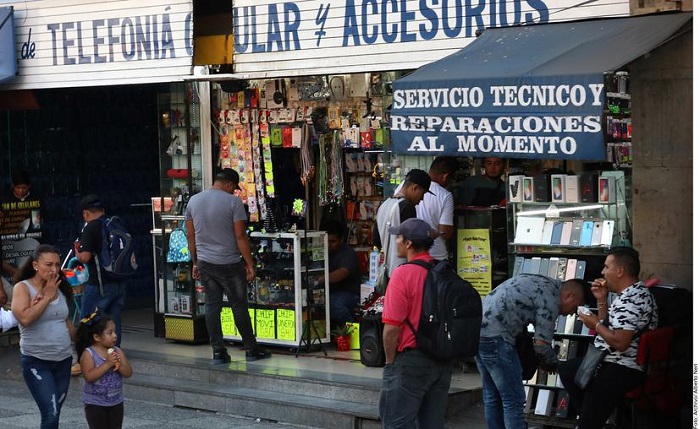 Evoluciona la piratería en México: venden películas en tarjetas SD y USB
